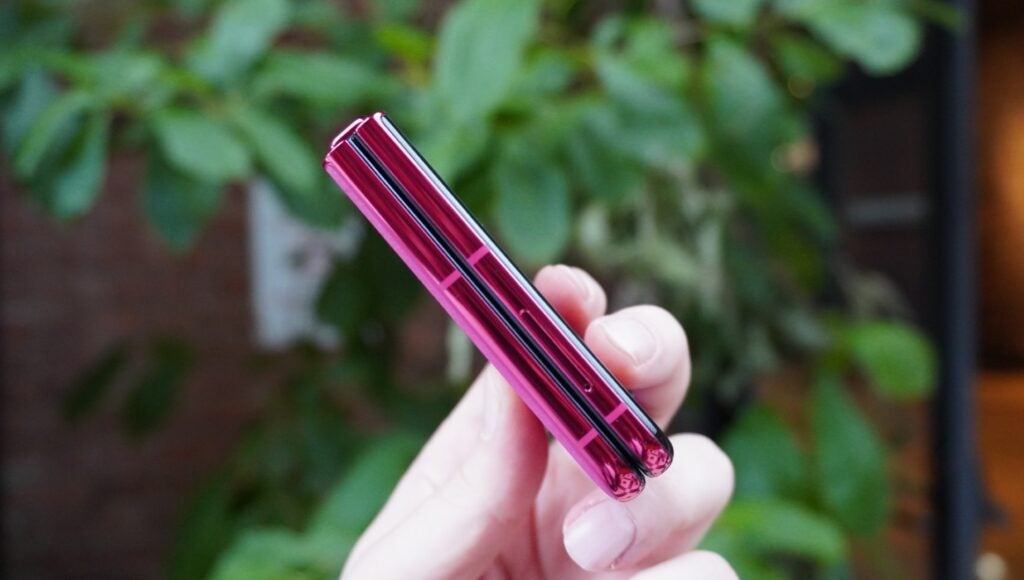 Razr 50 Ultra de lado, plegado