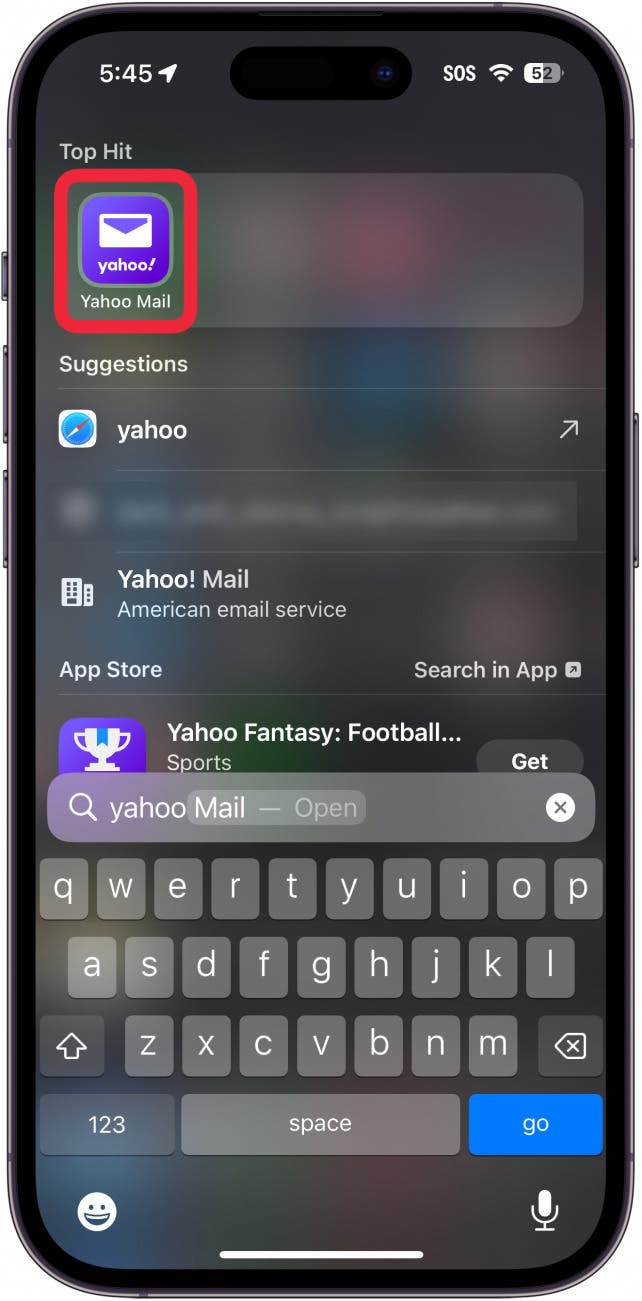 Búsqueda destacada de iPhone con un cuadro rojo alrededor de la aplicación de correo de Yahoo