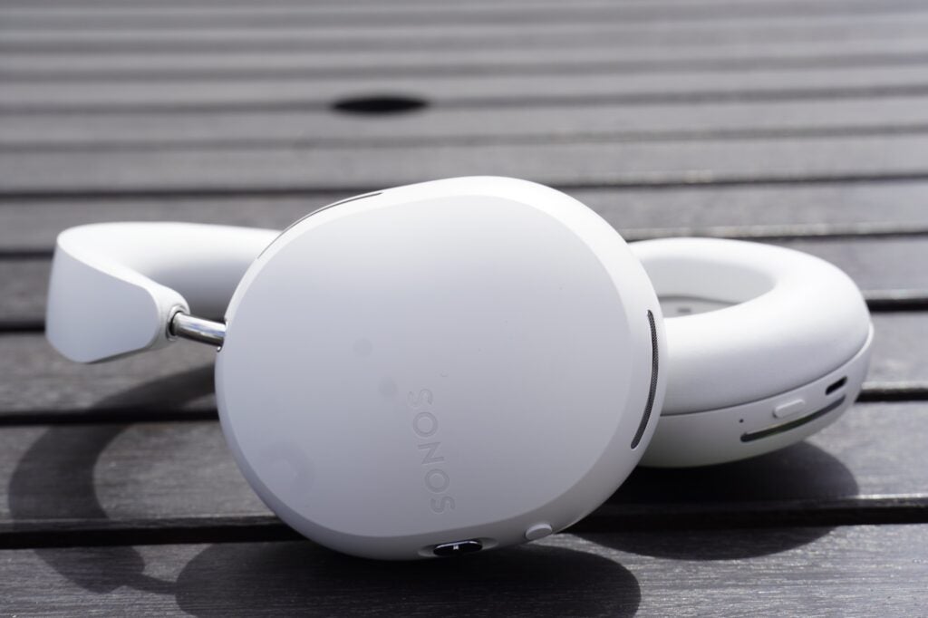 Auricular Sonos Ace levantado