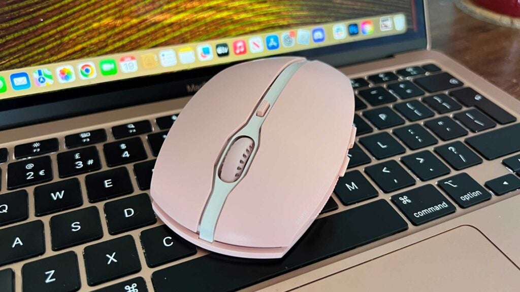 El Cherry Gentix BT sentado en una Macbook Air.
