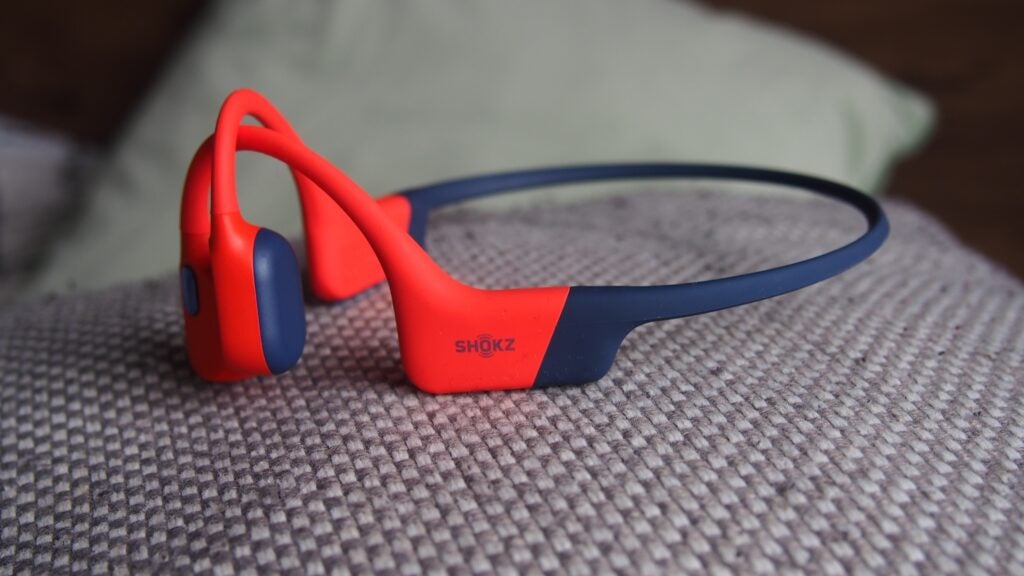 Vista lateral de Shokz OpenSwim Pro