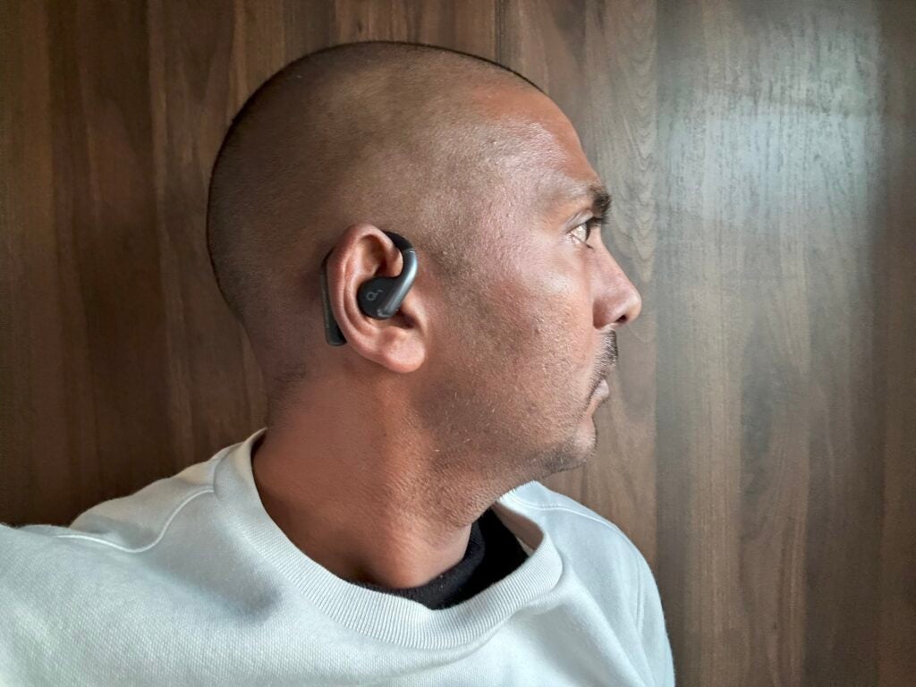 Soundcore AeroFit usado por el revisor