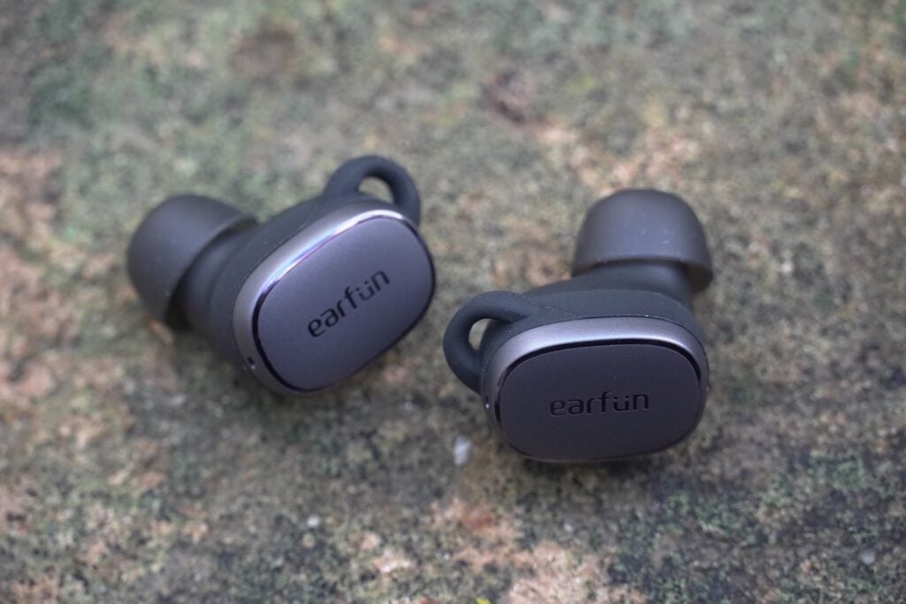 Diseño de gancho para la oreja Earfun Free Pro 3