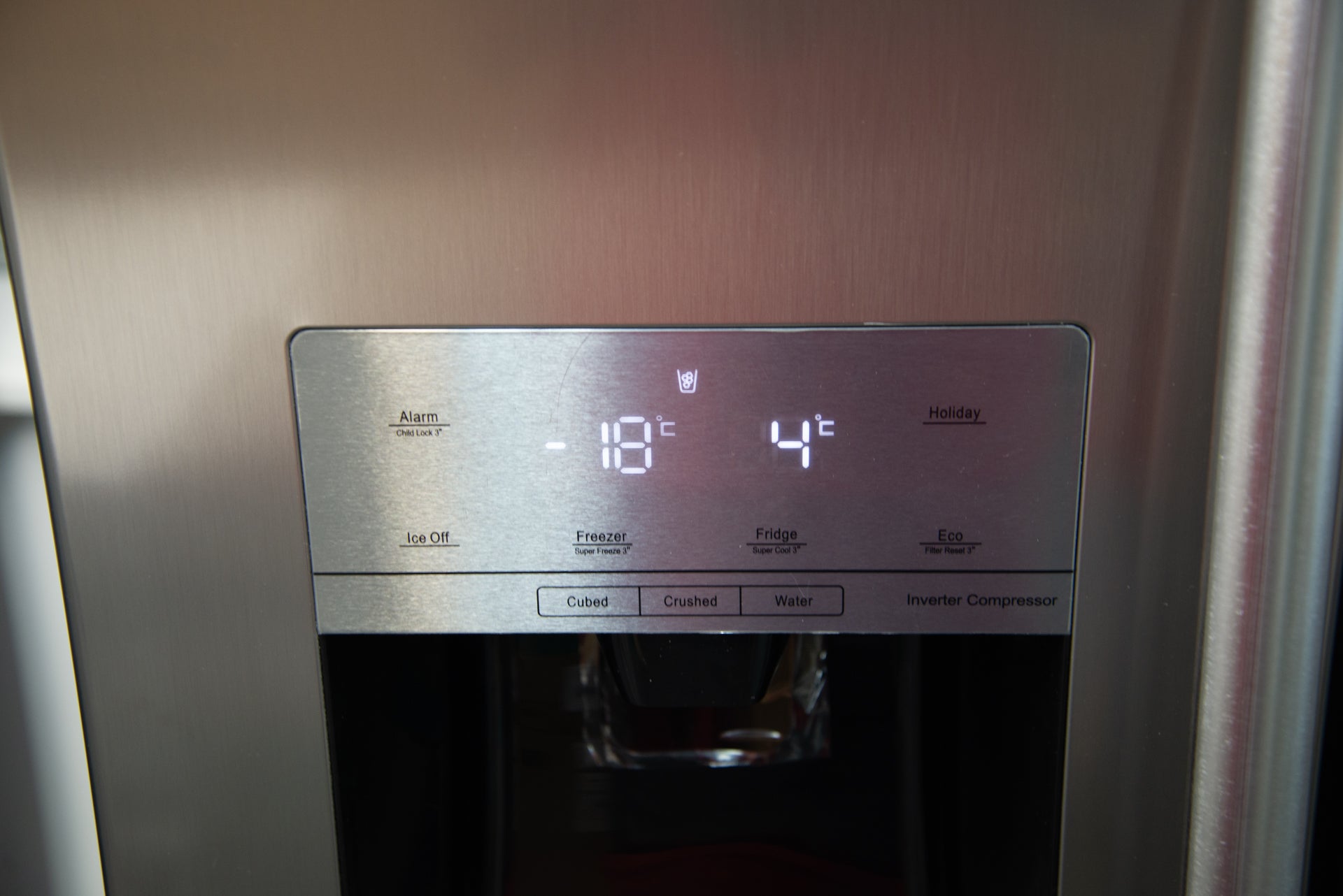 Hielo y agua Hisense RS694N4ICE