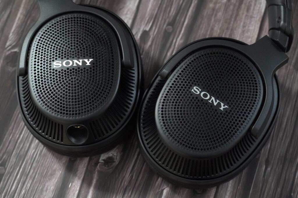 Detalle de los auriculares Sony MDR MV1