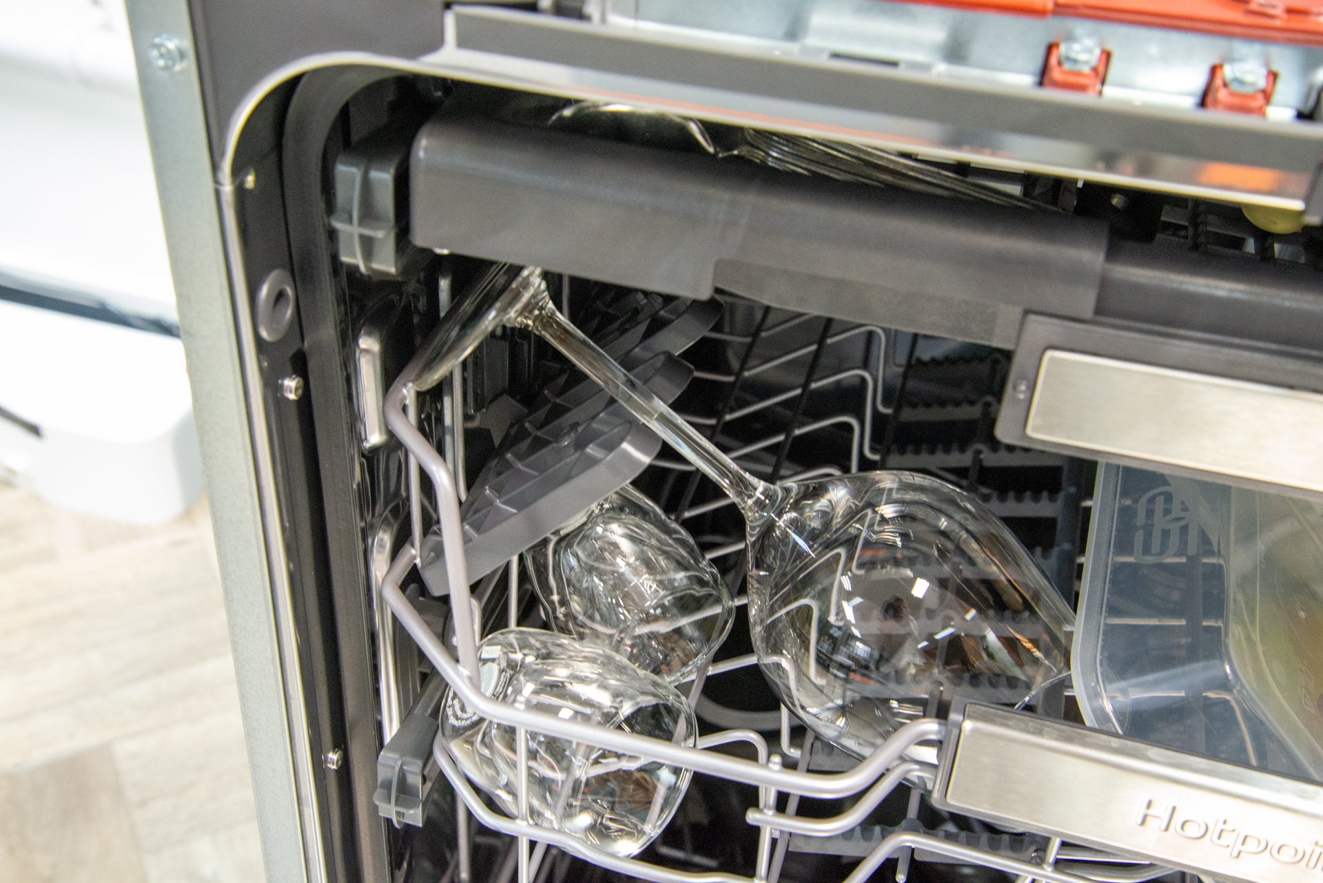 Copa de vino alta Hotpoint H7IHP42LUK en su lugar