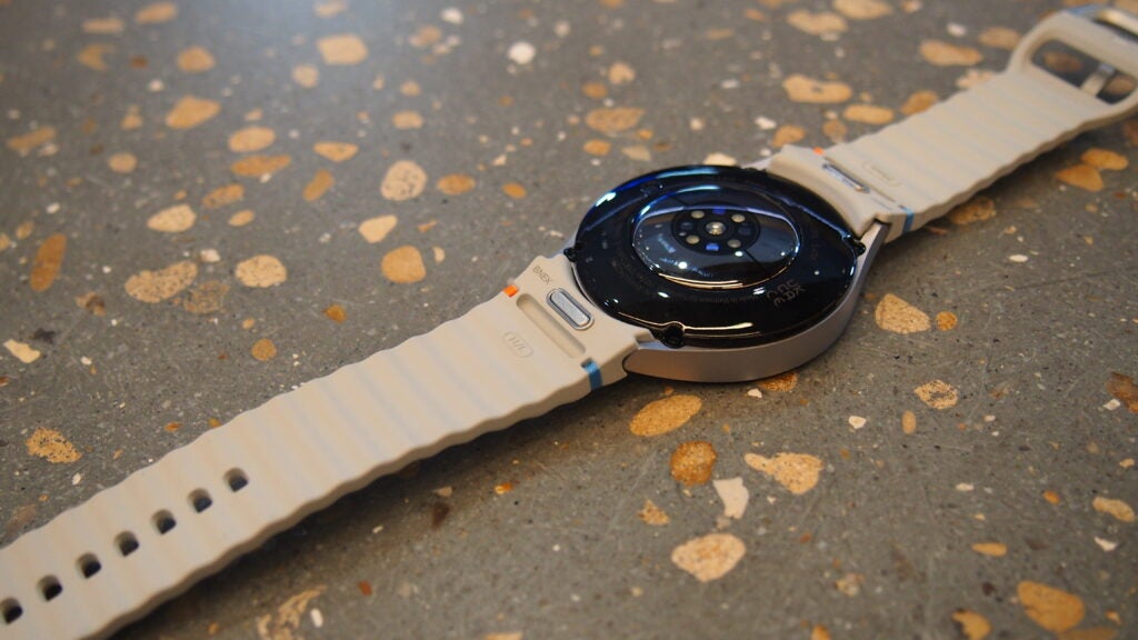El Galaxy Watch 7 se muestra al revés, revelando sensores y LED