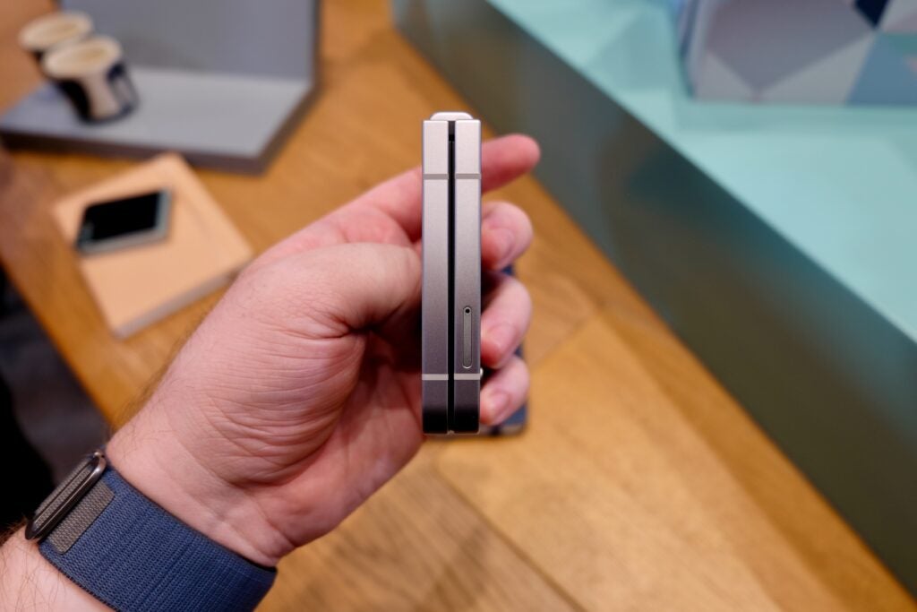 Samsung Galaxy Z Flip 6 con el lateral cerrado