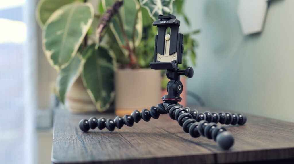 Joby GripTight Pro 2 GorillaPod sobre una mesa