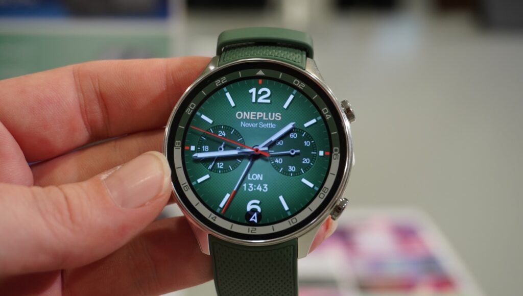 OnePlus Watch 2R en la mano mostrando la esfera del reloj