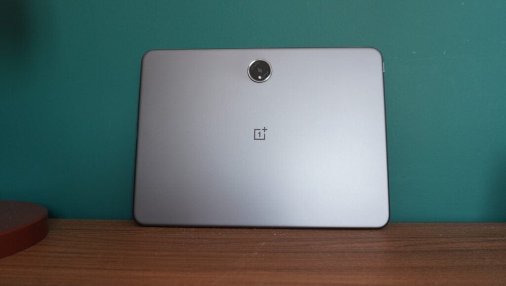 OnePlus Pad 2 apoyado contra una pared