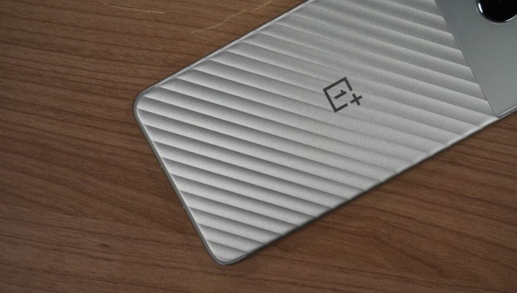 OnePlus Nord 4 boca abajo sobre una mesa