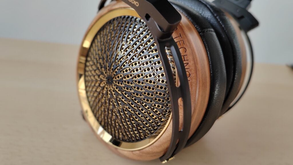 Auriculares Sendy Audio Peacock con parte trasera abierta
