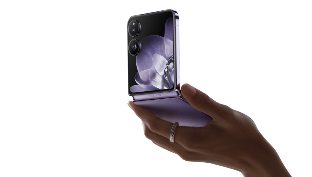 Xiaomi Mix Flip en la mano