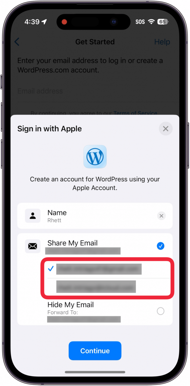 Inicio de sesión en iPhone con Apple, ventana emergente con un cuadro rojo alrededor de las opciones para compartir mi correo electrónico