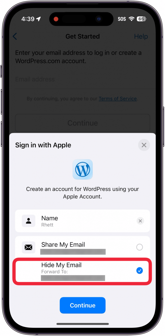 Inicio de sesión en iPhone con Apple, ventana emergente con un cuadro rojo alrededor de la opción Ocultar mi correo electrónico