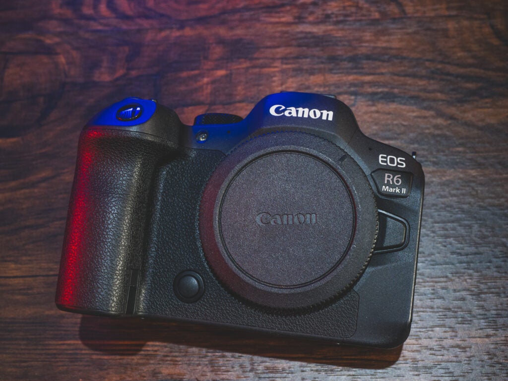 Cámara Canon EOS R6 Mark II sobre superficie de madera.