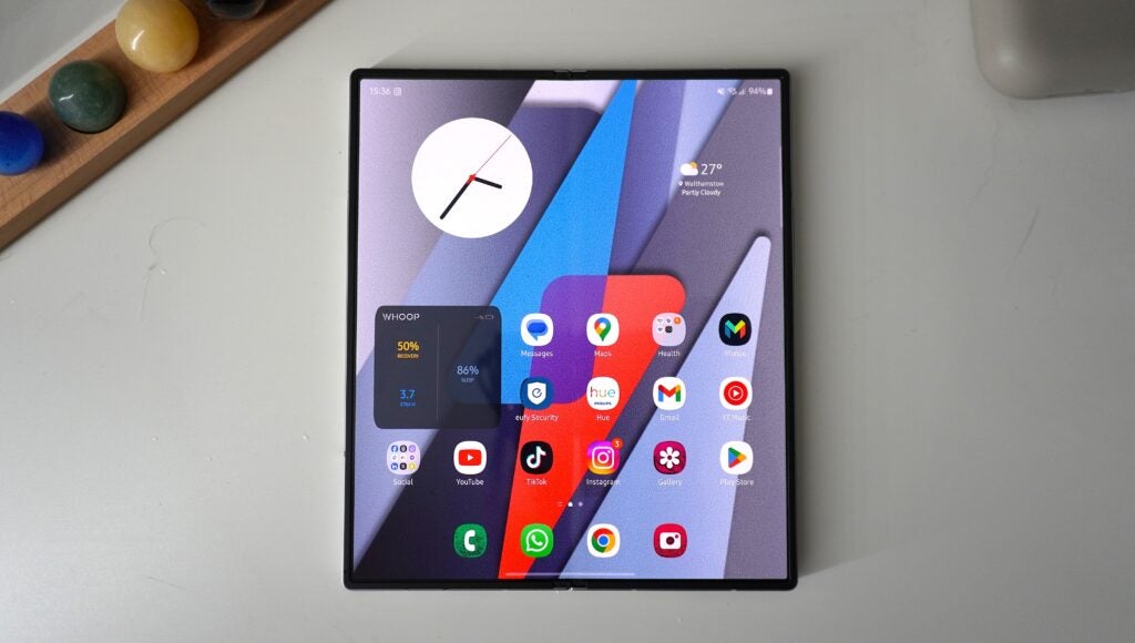Samsung Galaxy Z Fold 6 sobre una mesa