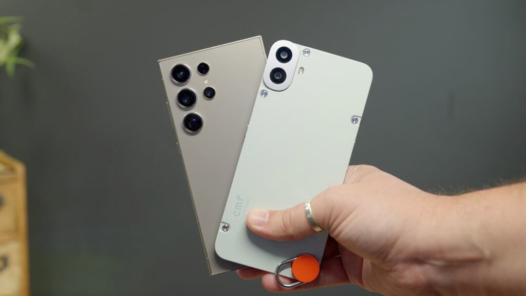 CMF Phone 1 - S24 ultra- en mano - espaldas