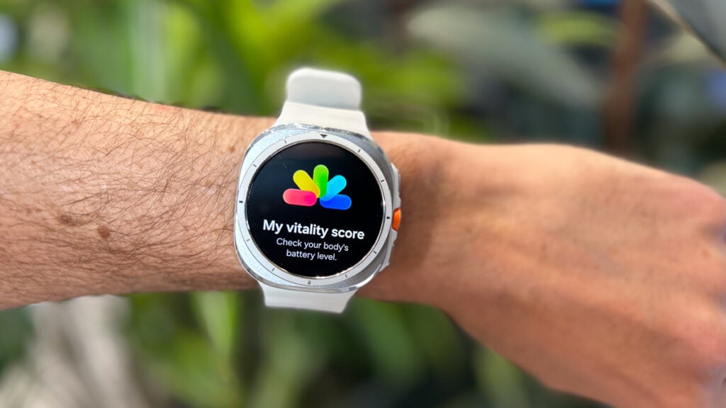 Samsung Galaxy Watch Ultra en la muñeca en color blanco y plateado: puntuación de vitalidad
