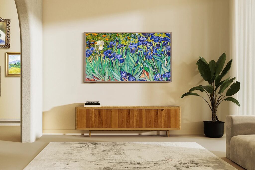 Televisor HiSense Canvas en la pared que muestra obras de arte