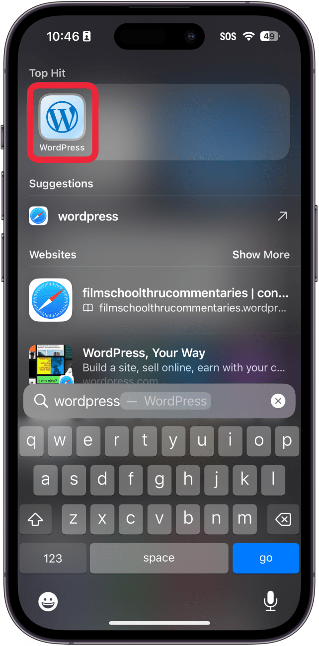 Búsqueda de Spotlight en iPhone con un cuadro rojo alrededor de la aplicación de WordPress