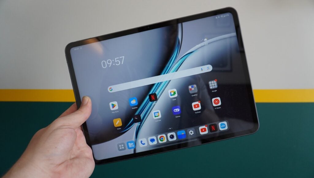 OnePlus Pad 2 en la mano mostrando la pantalla