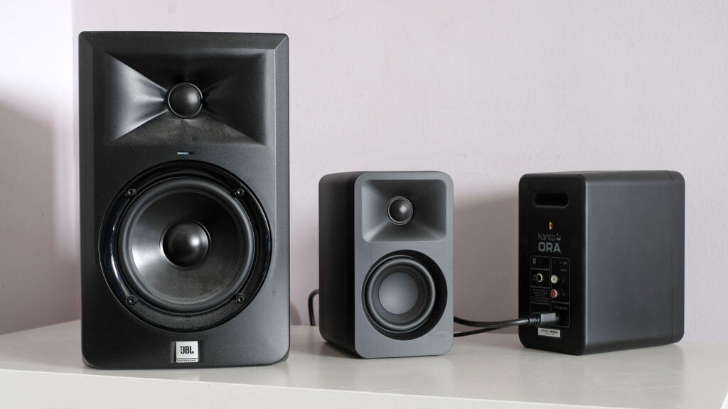 Comparación entre Kanto Ora y JBL 305P