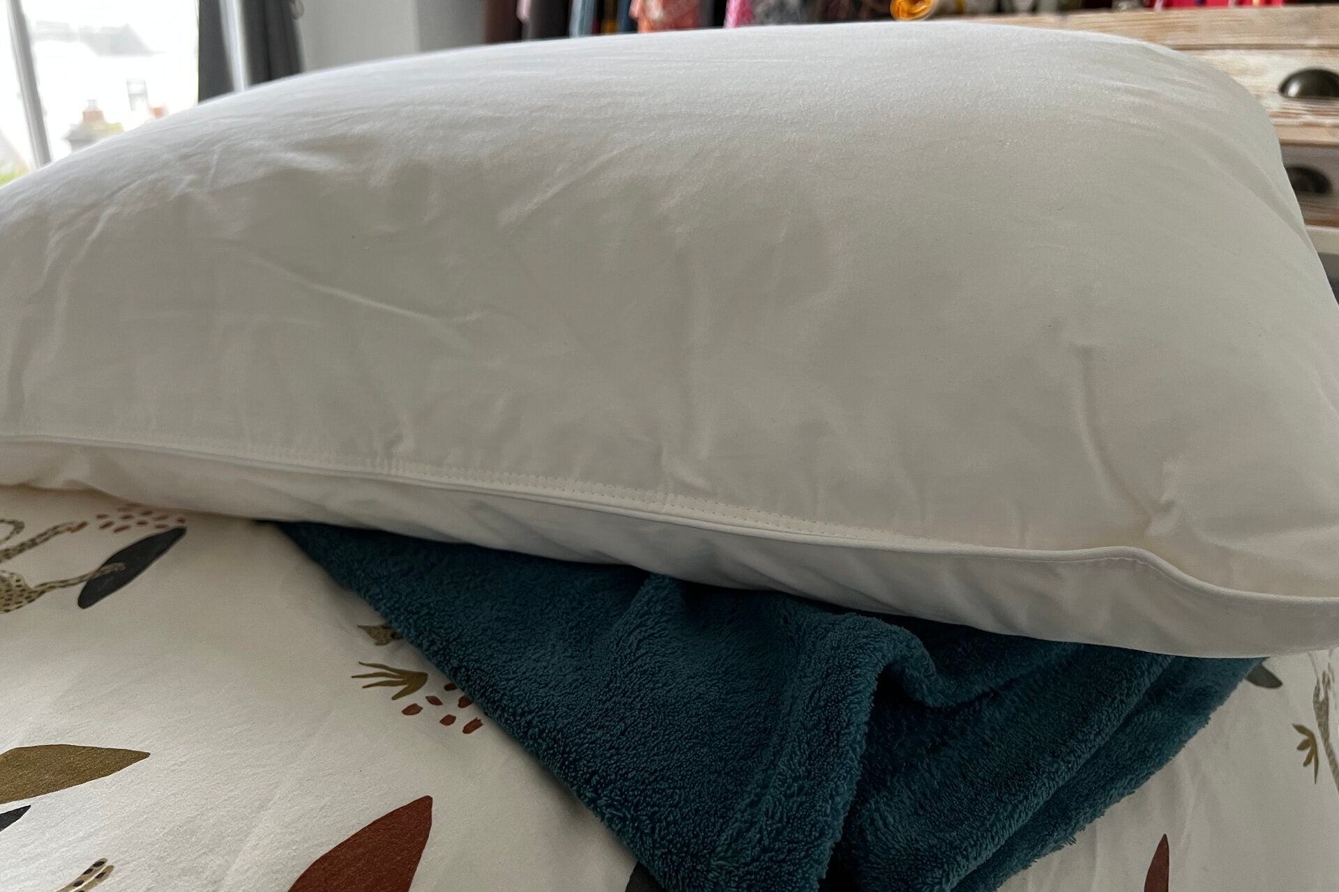 Lado de la almohada de plumón alternativo de lujo de Amazon Basics
