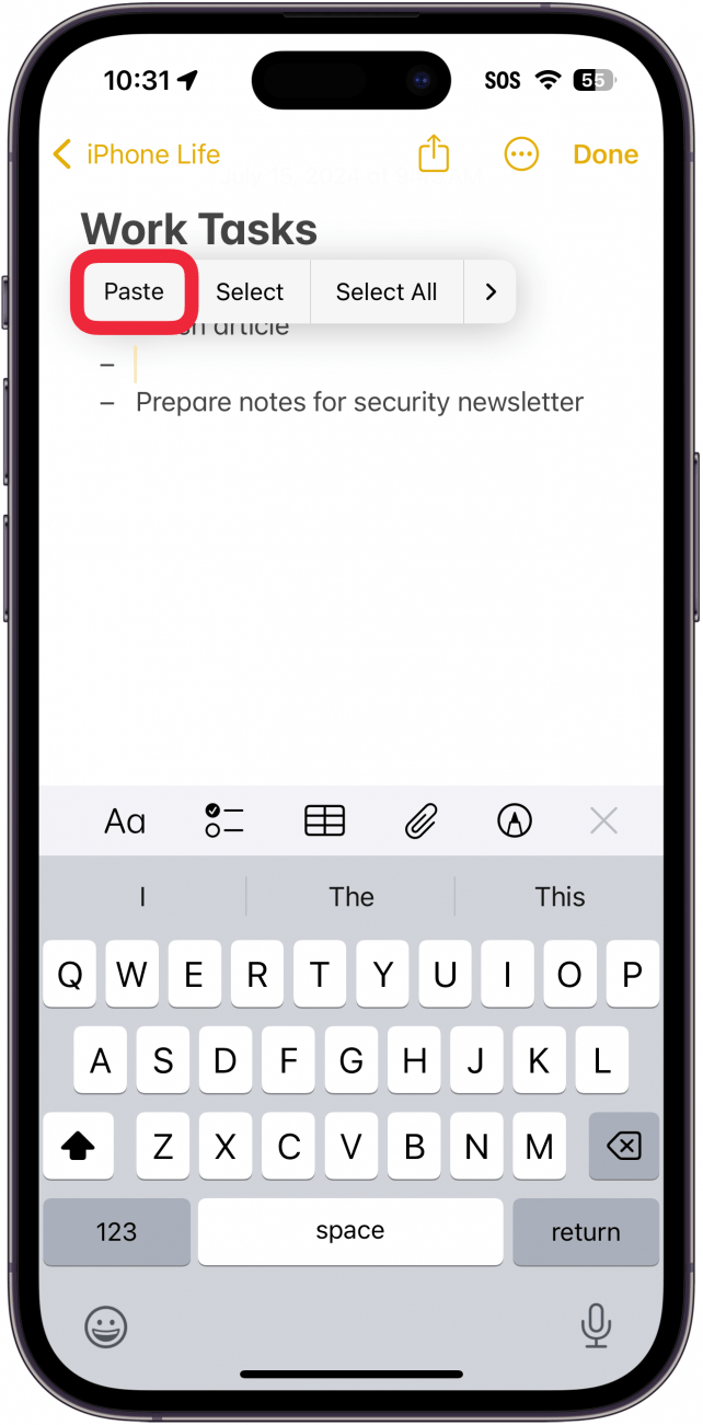 Aplicación de notas de iPhone con una nota abierta que muestra opciones de texto con un cuadro rojo alrededor del botón de pegar
