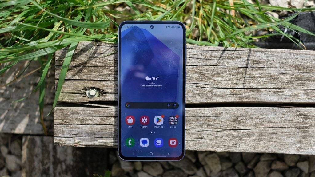 Samsung Galaxy A55 5G sobre un bloque de madera