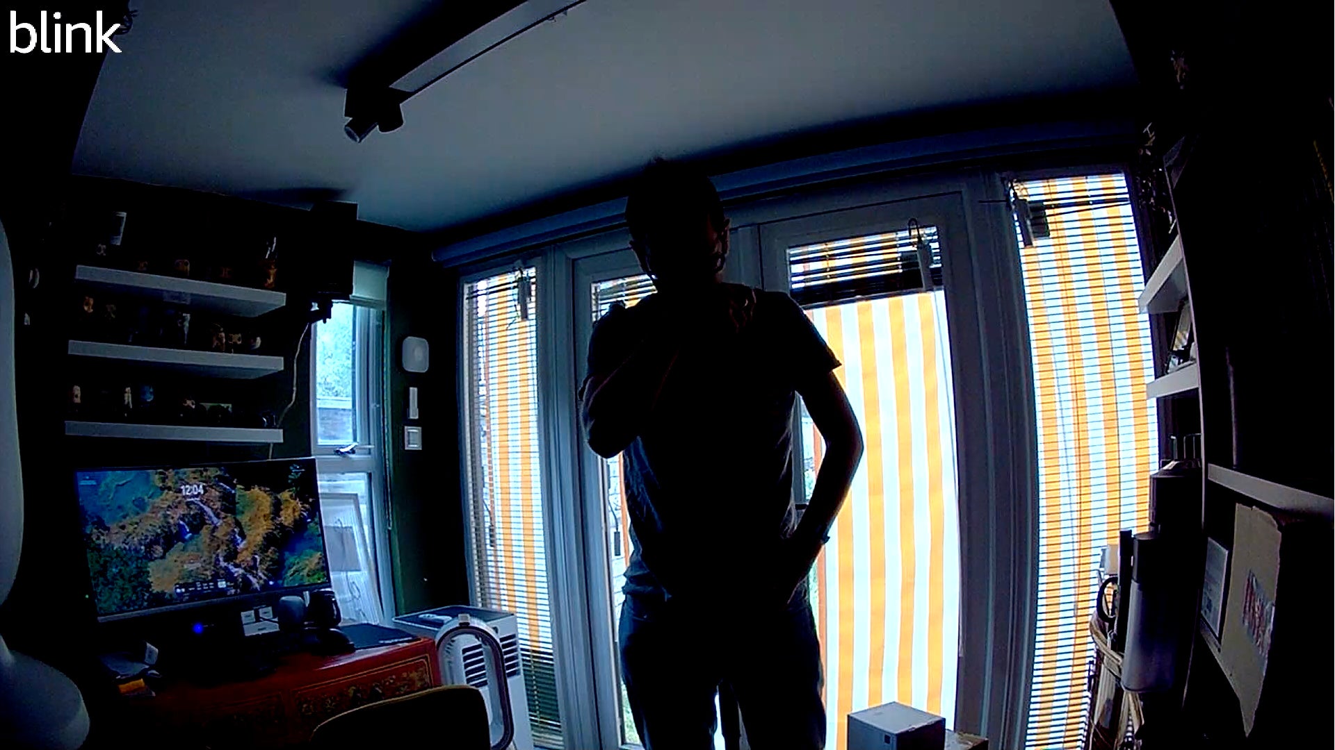 Muestra de luz diurna de Blink Mini 2 apuntando hacia la ventana