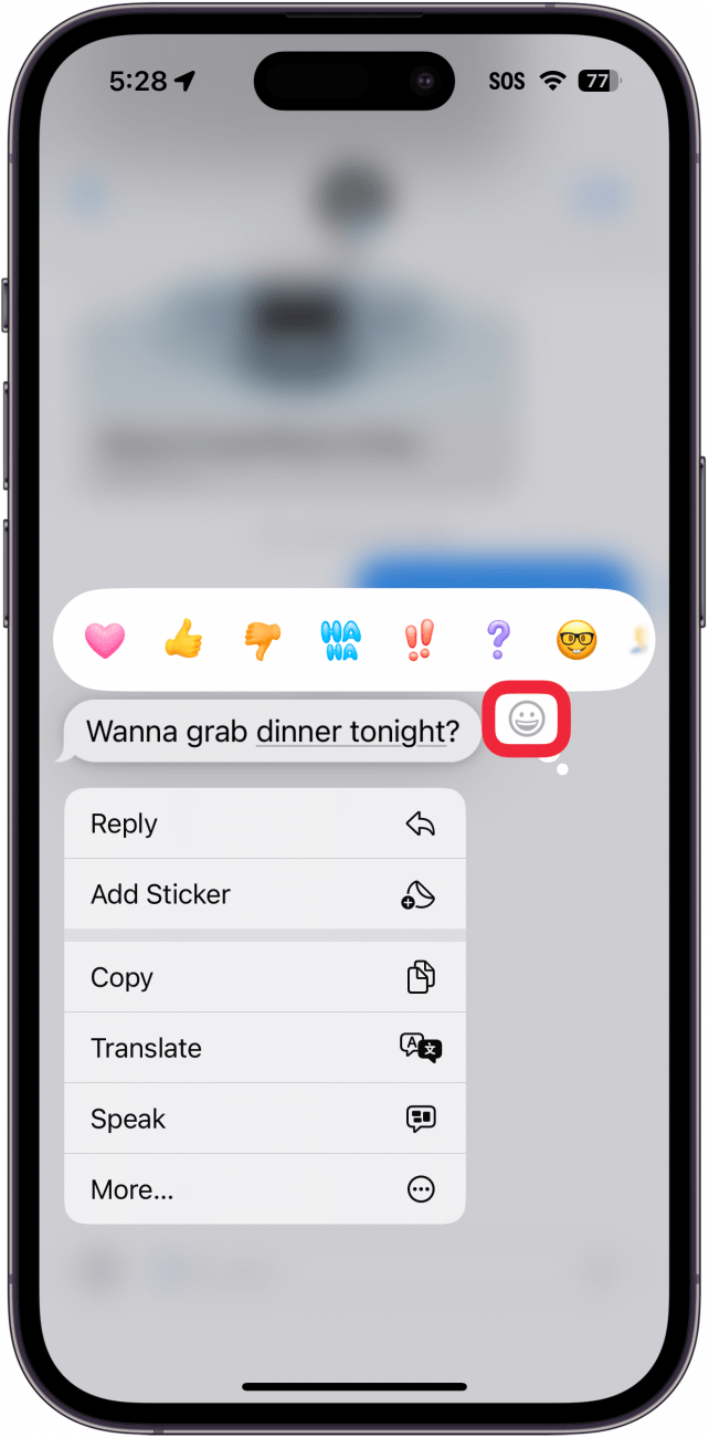 La aplicación de mensajes de iPhone muestra el menú de mensajes con un cuadro rojo alrededor del botón de emoji