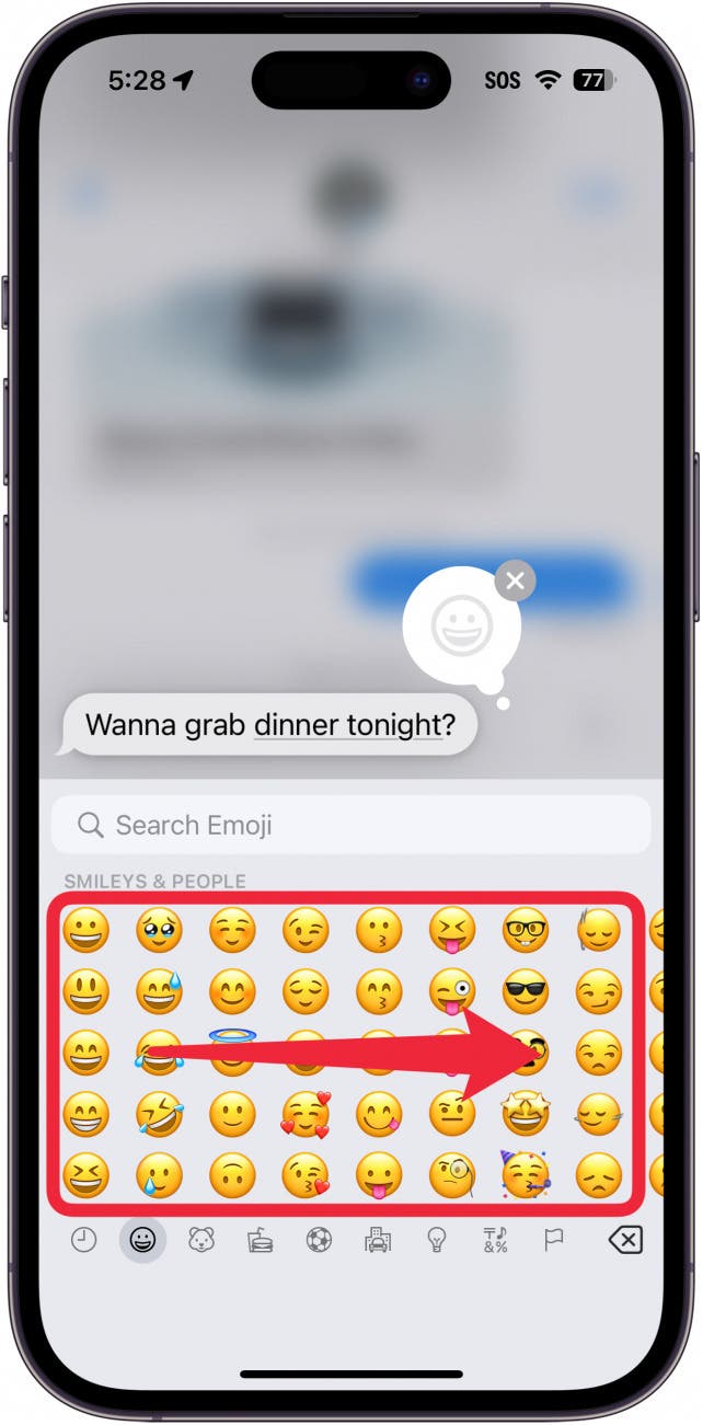 Menú de retroceso de la aplicación de mensajes de iPhone que muestra un teclado de emojis, con un cuadro rojo alrededor de los emojis y una flecha que apunta hacia la derecha, lo que indica que se debe deslizar el dedo hacia la derecha