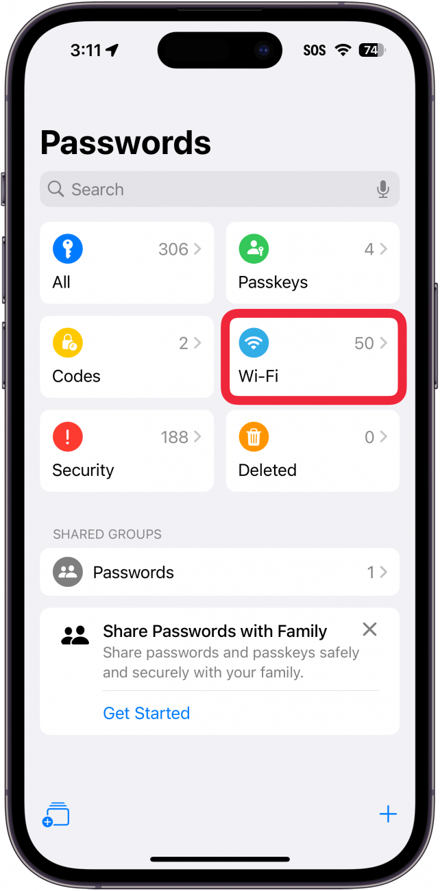 Aplicación de contraseñas para iPhone con un cuadro rojo alrededor de Wi-Fi