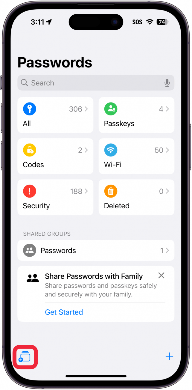 Aplicación de contraseñas para iPhone con un cuadro rojo alrededor del botón de nuevo grupo compartido
