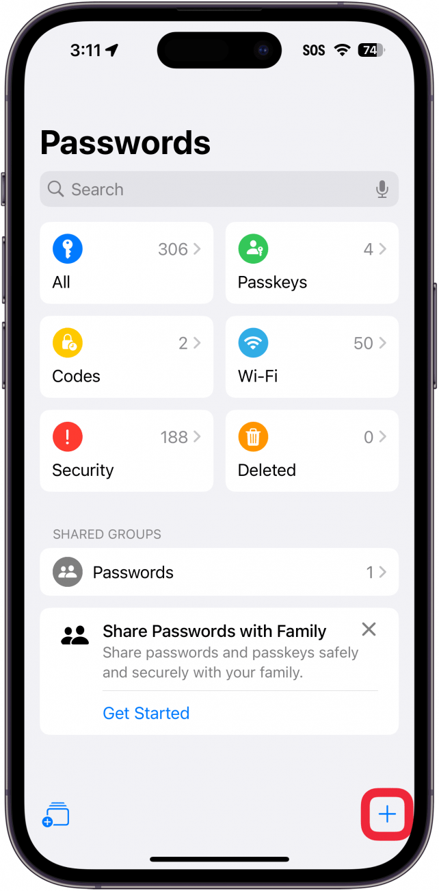 Aplicación de contraseñas para iPhone con un recuadro rojo alrededor del botón de nueva contraseña (icono más)