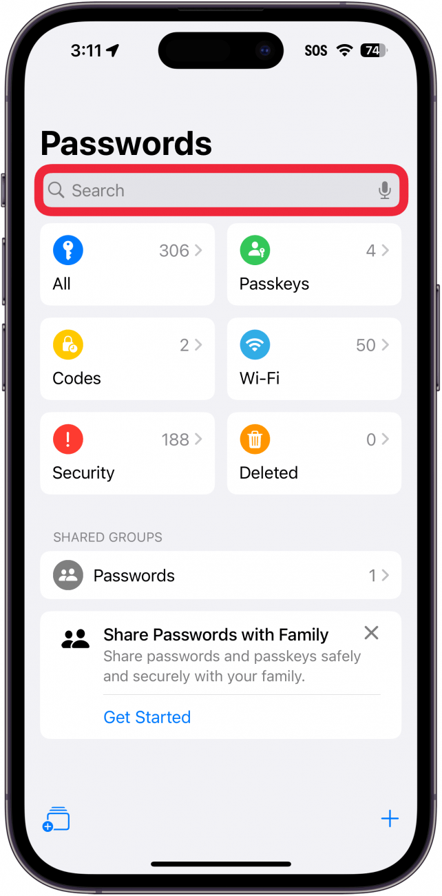 Aplicación de contraseñas para iPhone con un cuadro rojo alrededor de la barra de búsqueda
