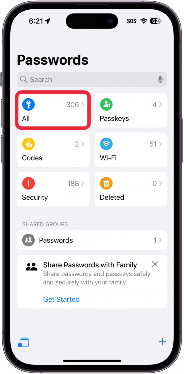 Pantalla del menú principal de la aplicación de contraseñas de iPhone con un cuadro rojo alrededor
