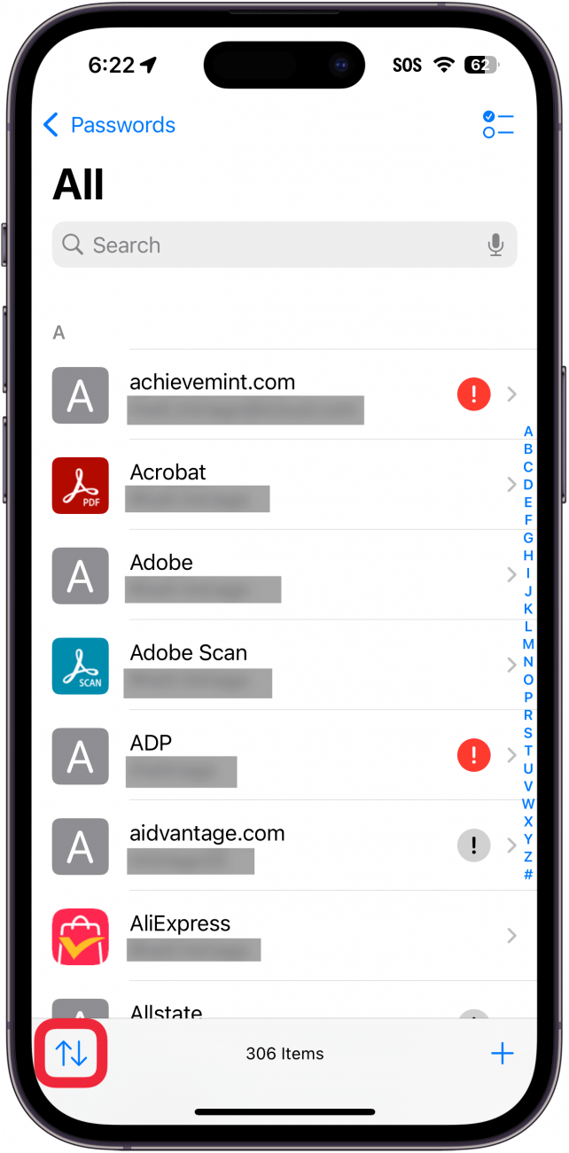 Aplicación de contraseñas para iPhone: menú de todas las contraseñas con un cuadro rojo alrededor del botón de clasificación (parece flechas hacia arriba y hacia abajo)