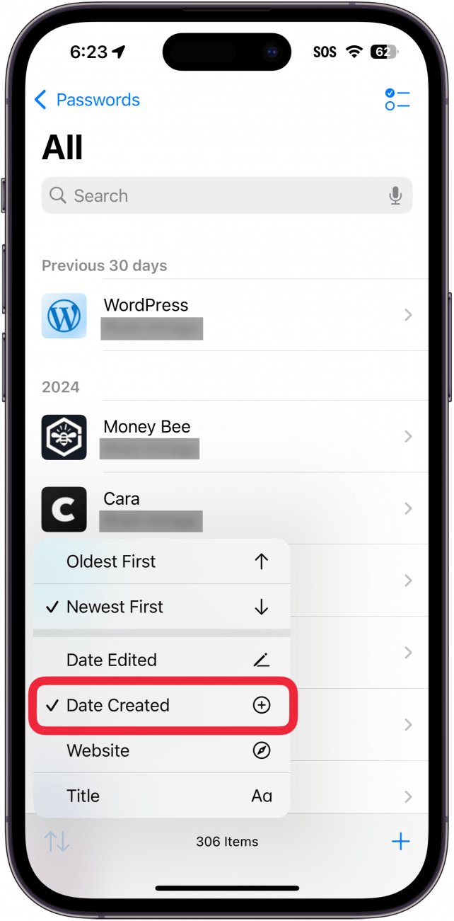 Aplicación de contraseñas para iPhone: menú de todas las contraseñas que muestra opciones de clasificación con un cuadro rojo alrededor de la fecha de creación