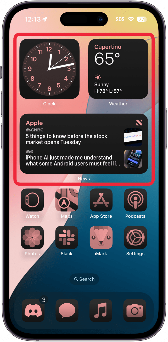 Pantalla de inicio del iPhone con iconos y widgets tintados, con un cuadro rojo alrededor de los widgets, lo que indica que las opciones de personalización de color también se han aplicado a los widgets.