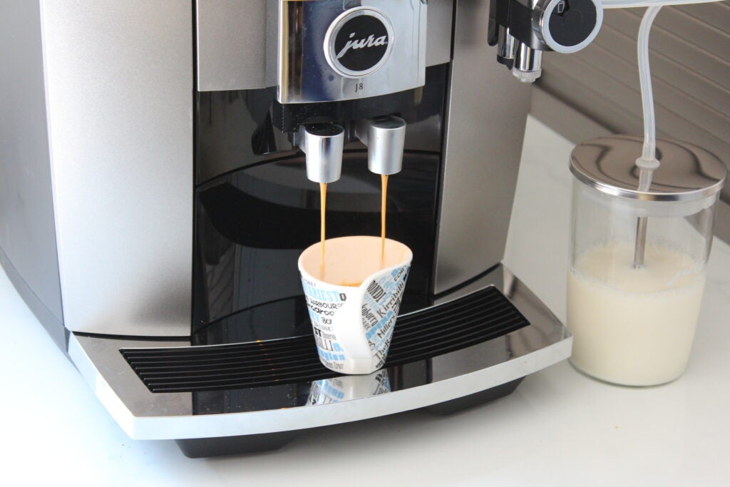 Jura J8 sirviendo café