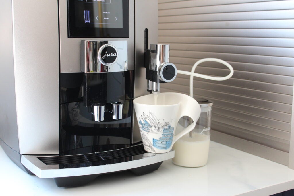 Jura J8 vertiendo leche