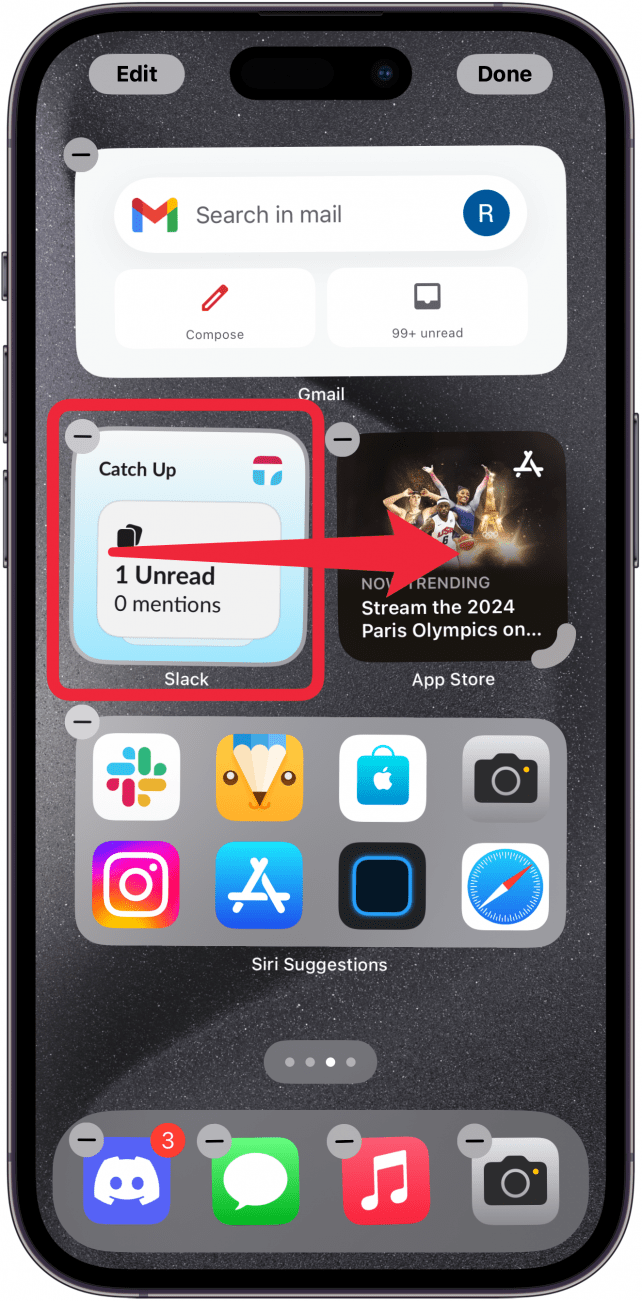 Pantalla de inicio del iPhone con un cuadro rojo alrededor de un widget y una flecha roja que apunta a otro widget, lo que indica que se debe arrastrar el widget sobre el otro.