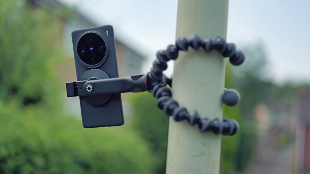 Joby GripTight GorillaPod para MagSafe conectado a un poste