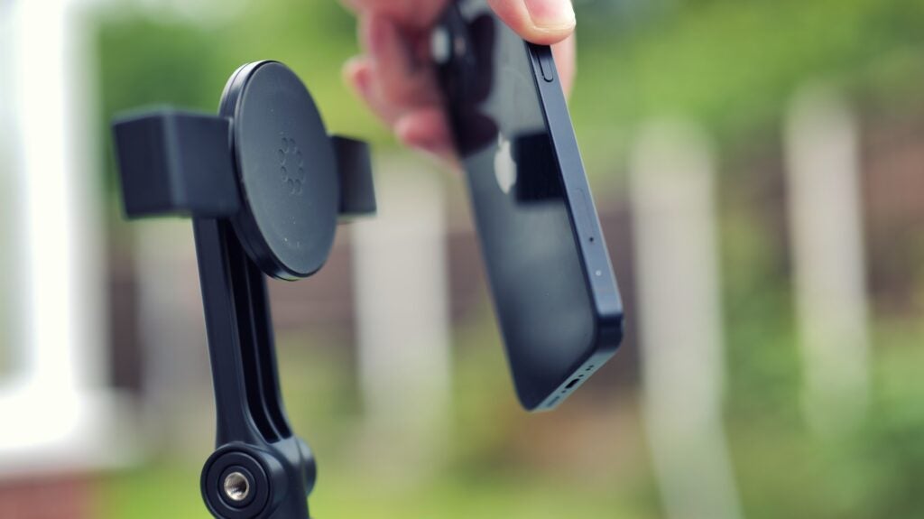 Cómo colocar un iPhone en el Joby GripTight GorillaPod para MagSafe