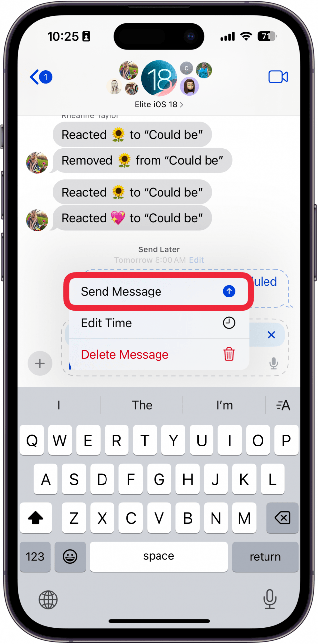La conversación de la aplicación de mensajes de iPhone muestra un mensaje en un contorno de burbuja discontinua, lo que indica que se enviará en una fecha posterior. Se ha abierto un menú desde el botón de edición con un recuadro rojo alrededor del mensaje de envío.