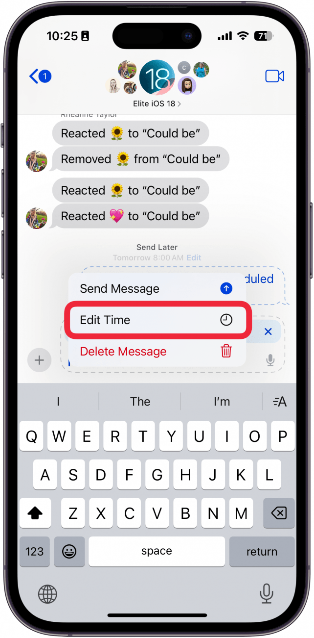 La conversación de la aplicación de mensajes de iPhone muestra un mensaje en un contorno de burbuja discontinua, lo que indica que se enviará en una fecha posterior. Se ha abierto un menú desde el botón de edición con un recuadro rojo alrededor de la hora de edición