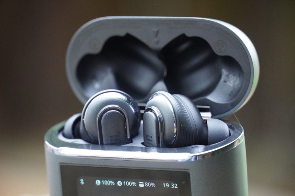 JBL Tour Pro 2 en estuche de carga